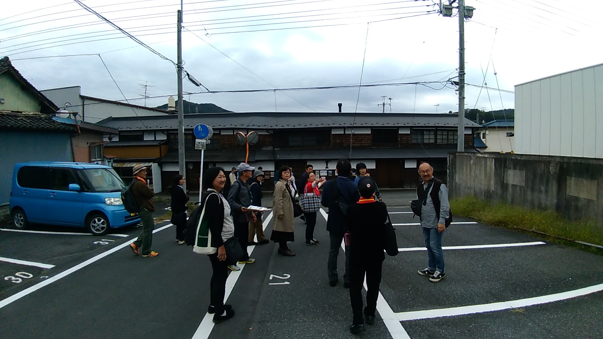 駐車場のような場所で参加者の人たちが集まっている写真