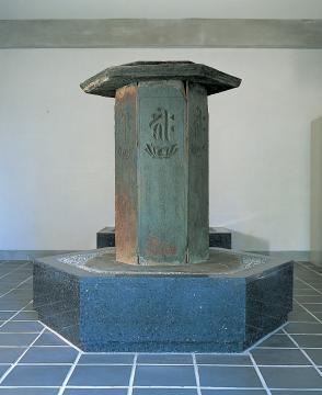 室内に創建された六面体でその1面1面に文字が刻まれている大聖寺の六面幢を正面から撮影した写真