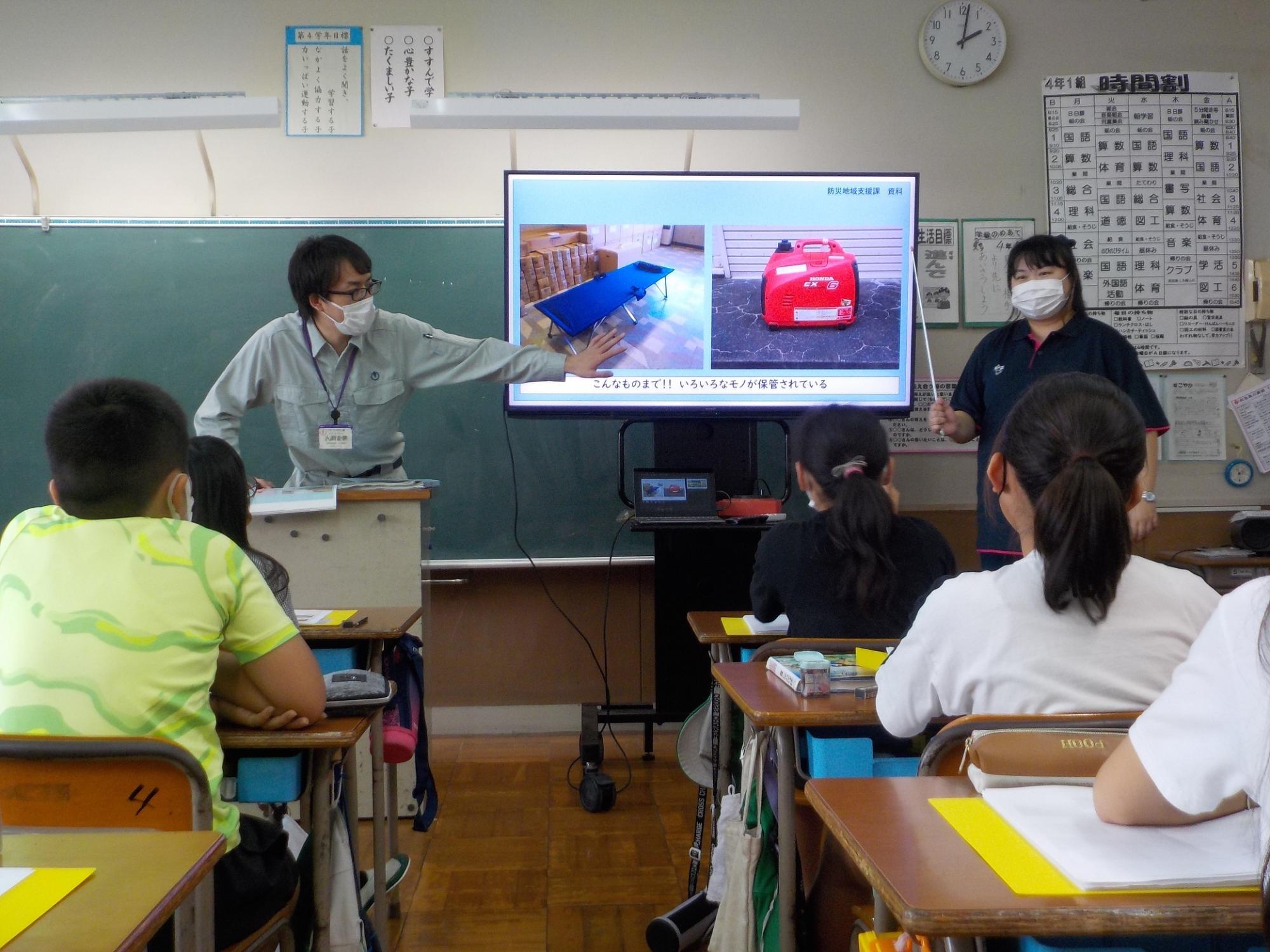 小学生たちが教室で防災授業を受けている写真