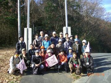 参加者たちが一か所に集まって集合写真を撮っている写真