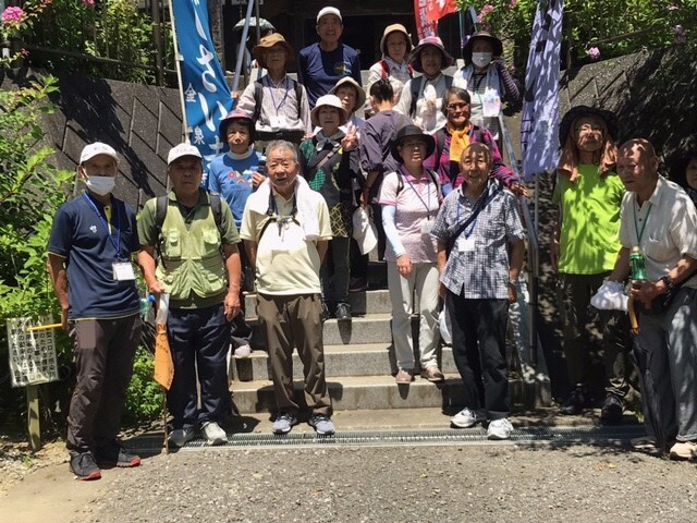 参加者たちが小さな階段の周りに並んでいる集合写真