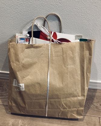 複数の紙ごみが一つの紙袋にまとめられている写真