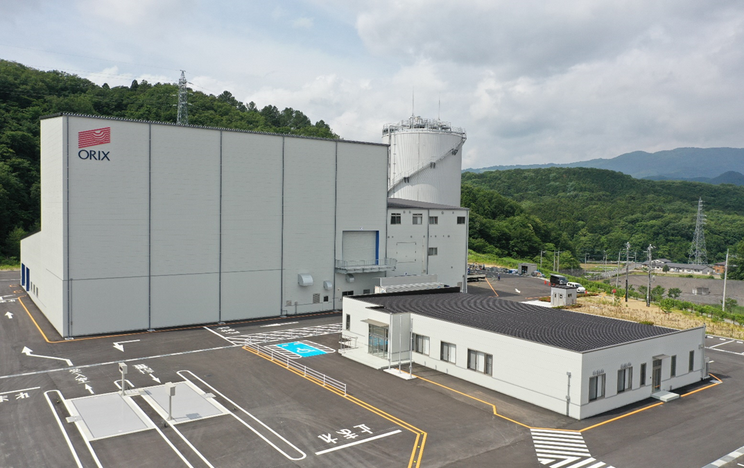 広い敷地内の奥に大きな処理施設があり手前には四角い形をした建物があるオリックス資源循環株式会社の全体を写した写真