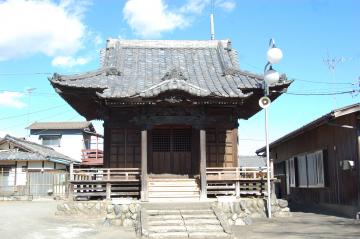 民家の前に建つ歴史を感じさせる木造のお不動様を正面から撮影した写真