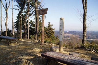 ふもとが見渡せる官ノ倉山山頂の写真