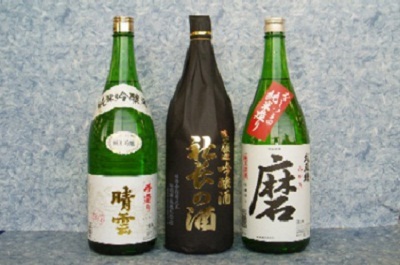 晴雲酒造の晴雲と松岡醸造の社長の酒と武蔵鶴酒造の麿が並べられている写真