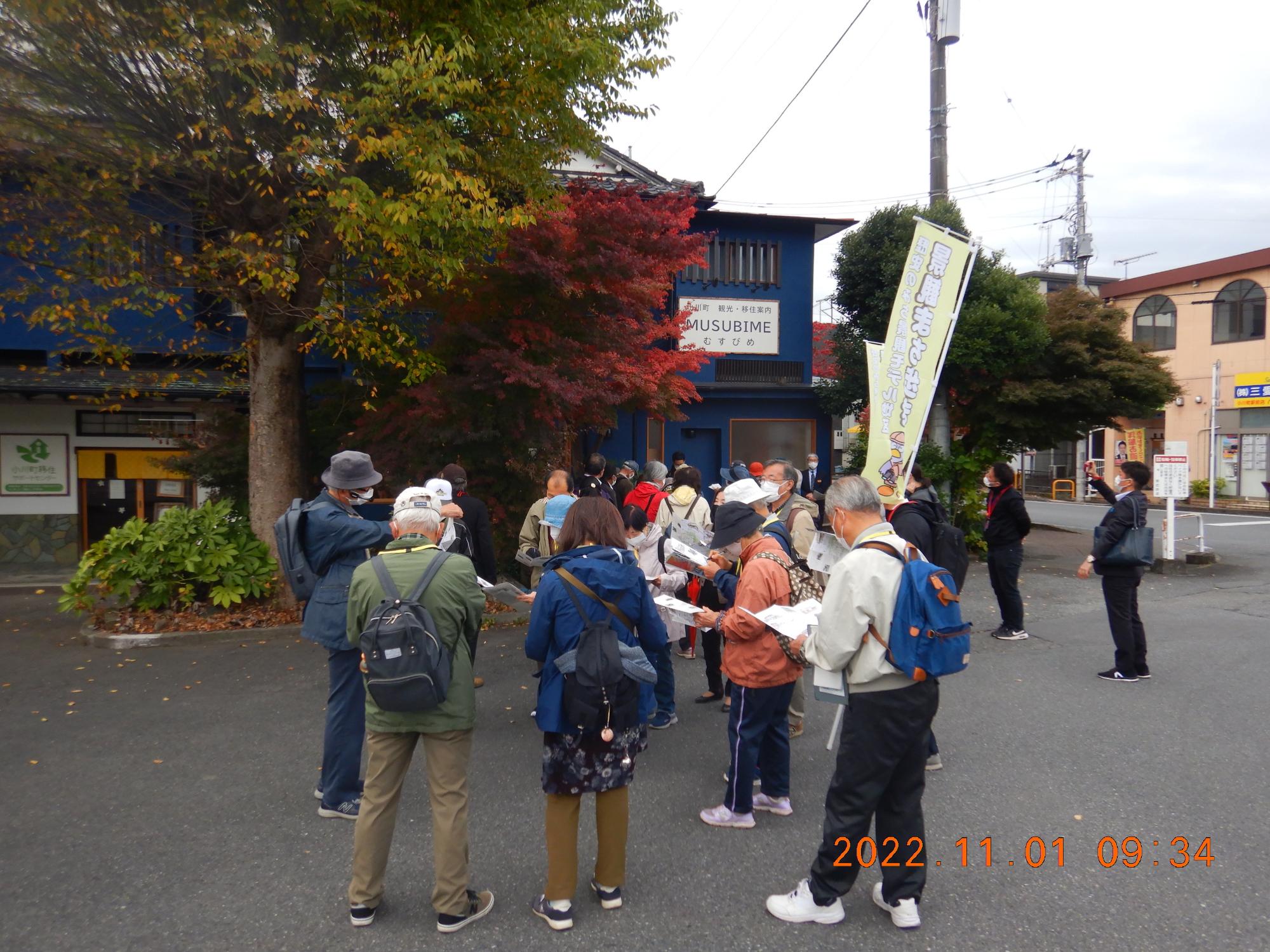 バックパックを背負った沢山の参加者達が集まっている写真