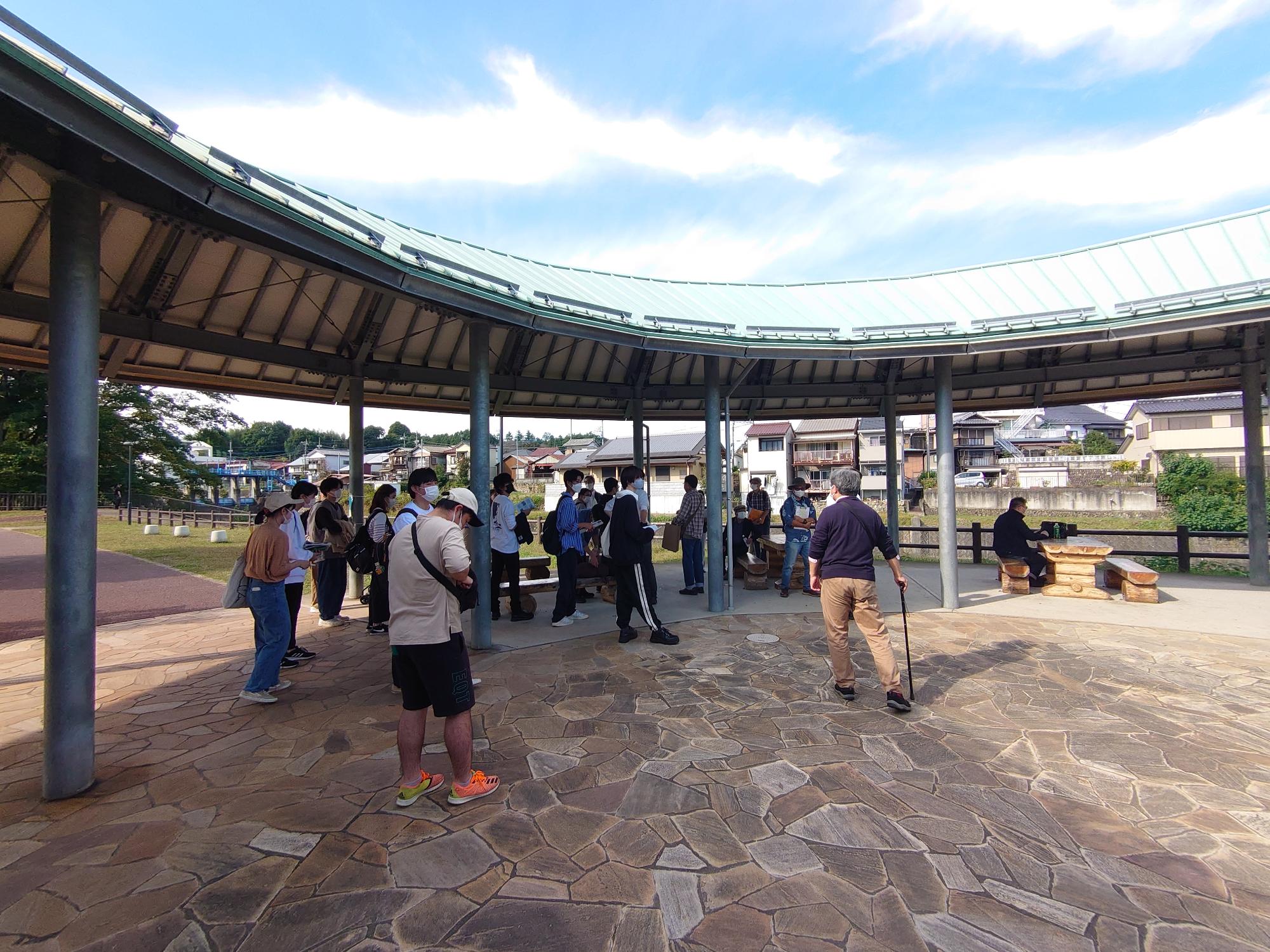 青空の中フィールドワークの参加者の人たちが集まってきている写真