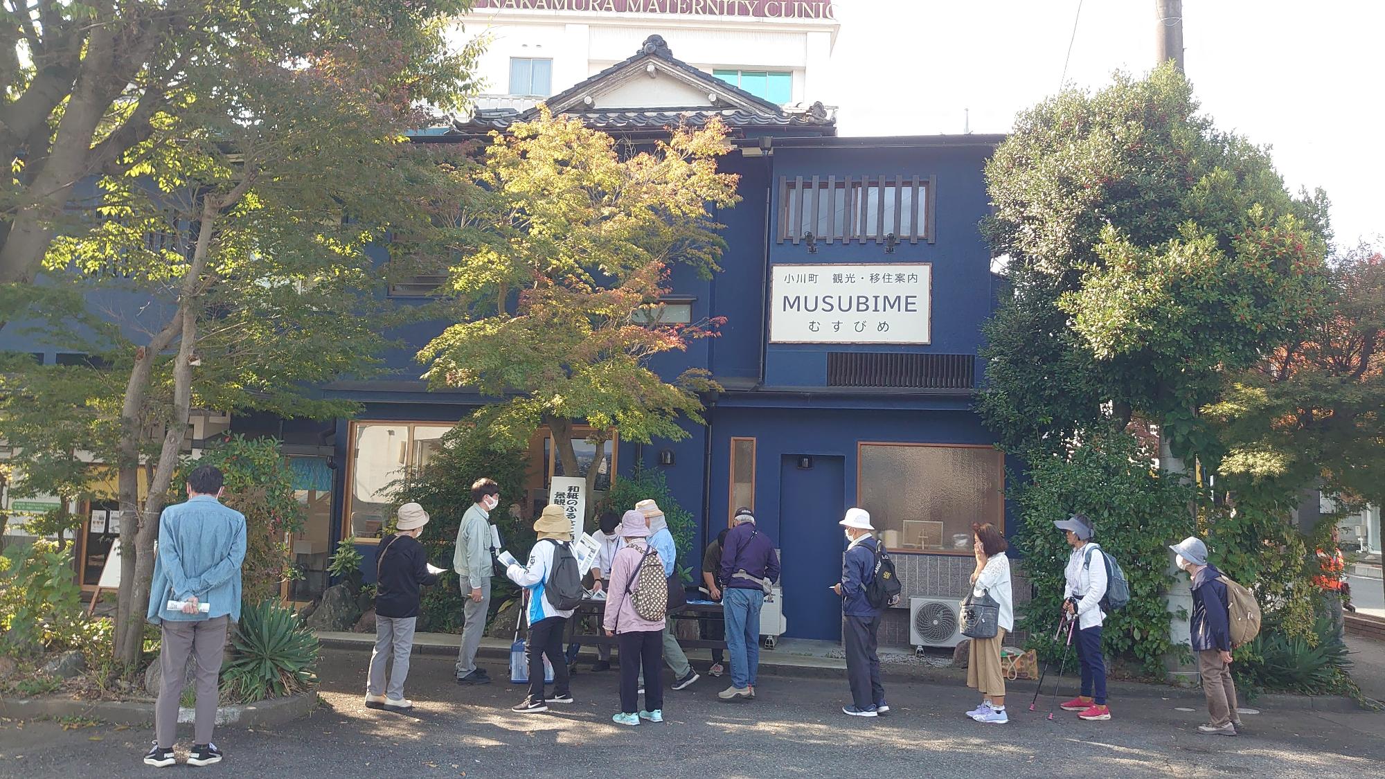 観光案内所むすびめに集まっている参加者達の写真