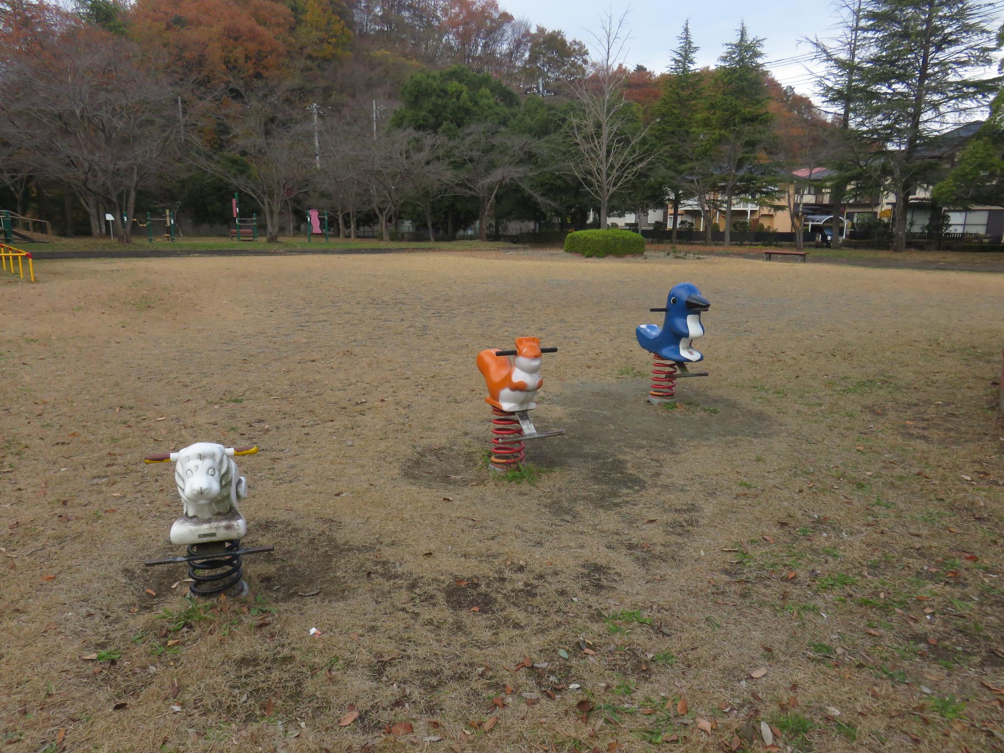 ライオン、リス、イルカの形をしたスプリング遊具の写真