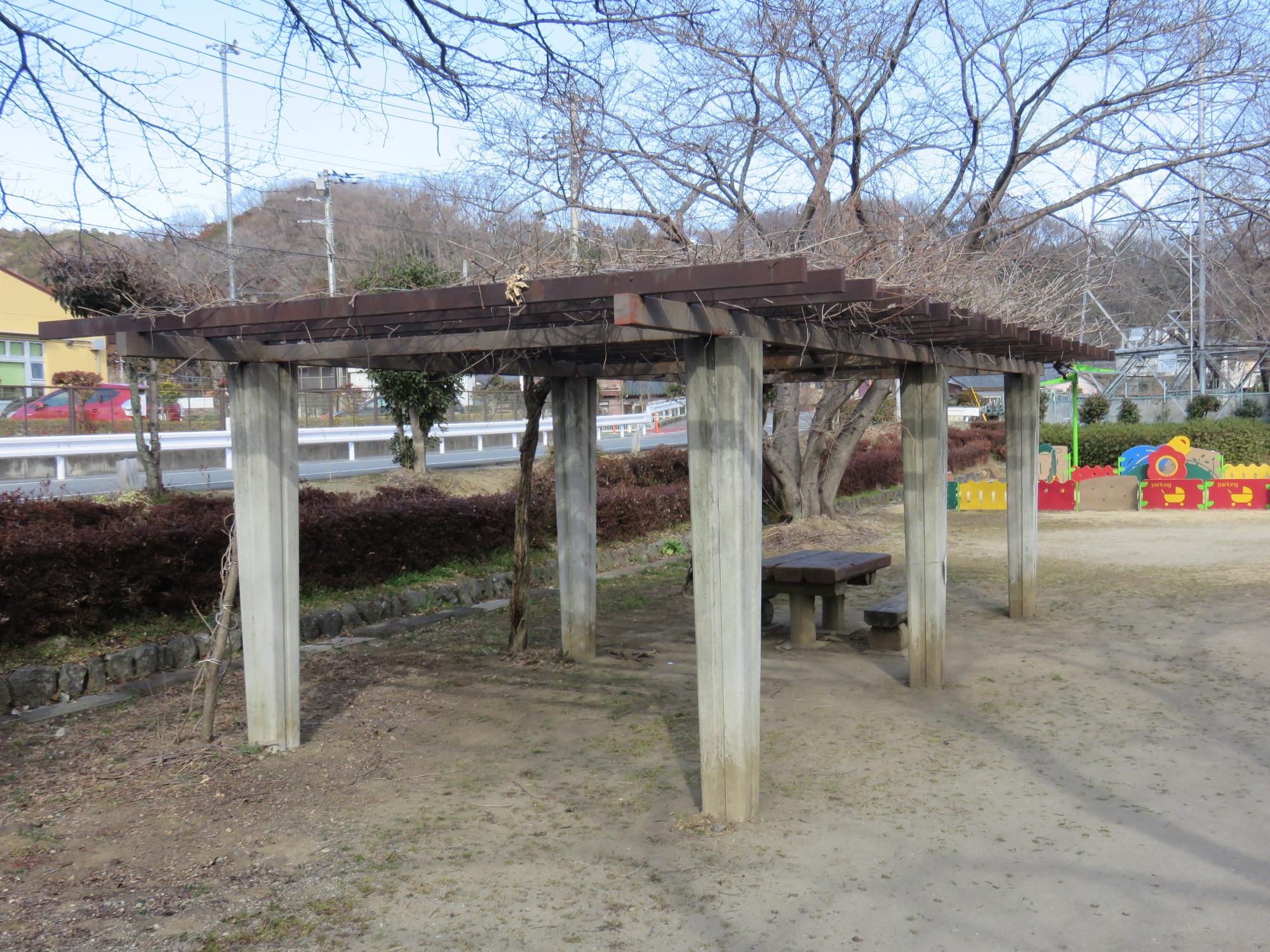乳幼児用遊具が見えている手前に設置されているパーゴラの写真