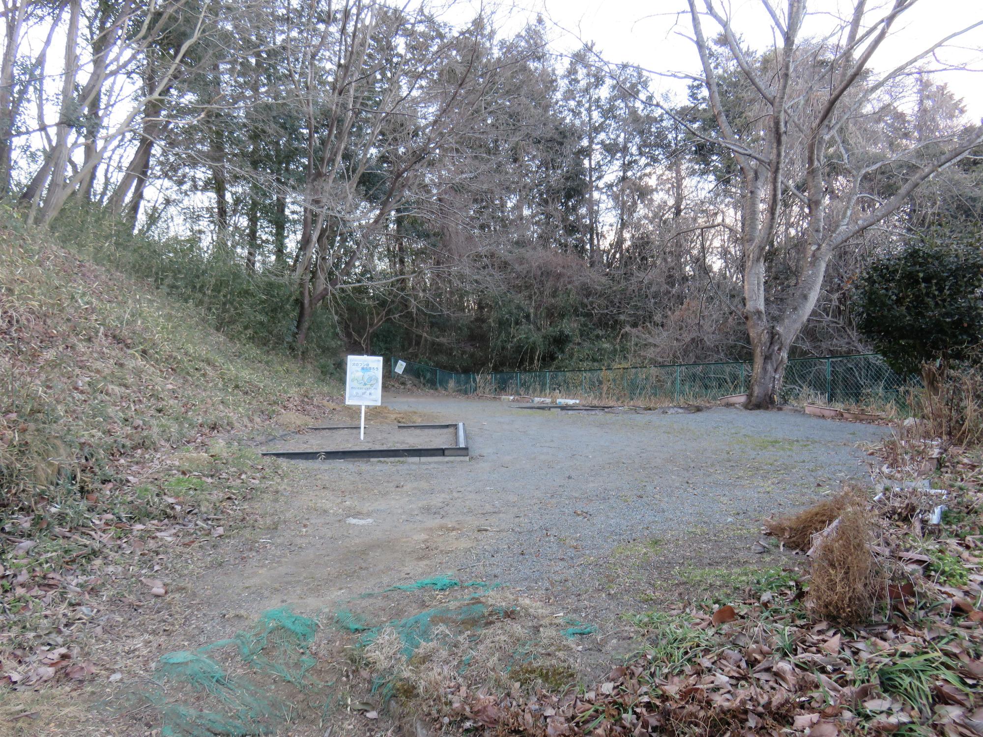 山の斜面を切り開いた場所に設置された寺峰西公園の写真