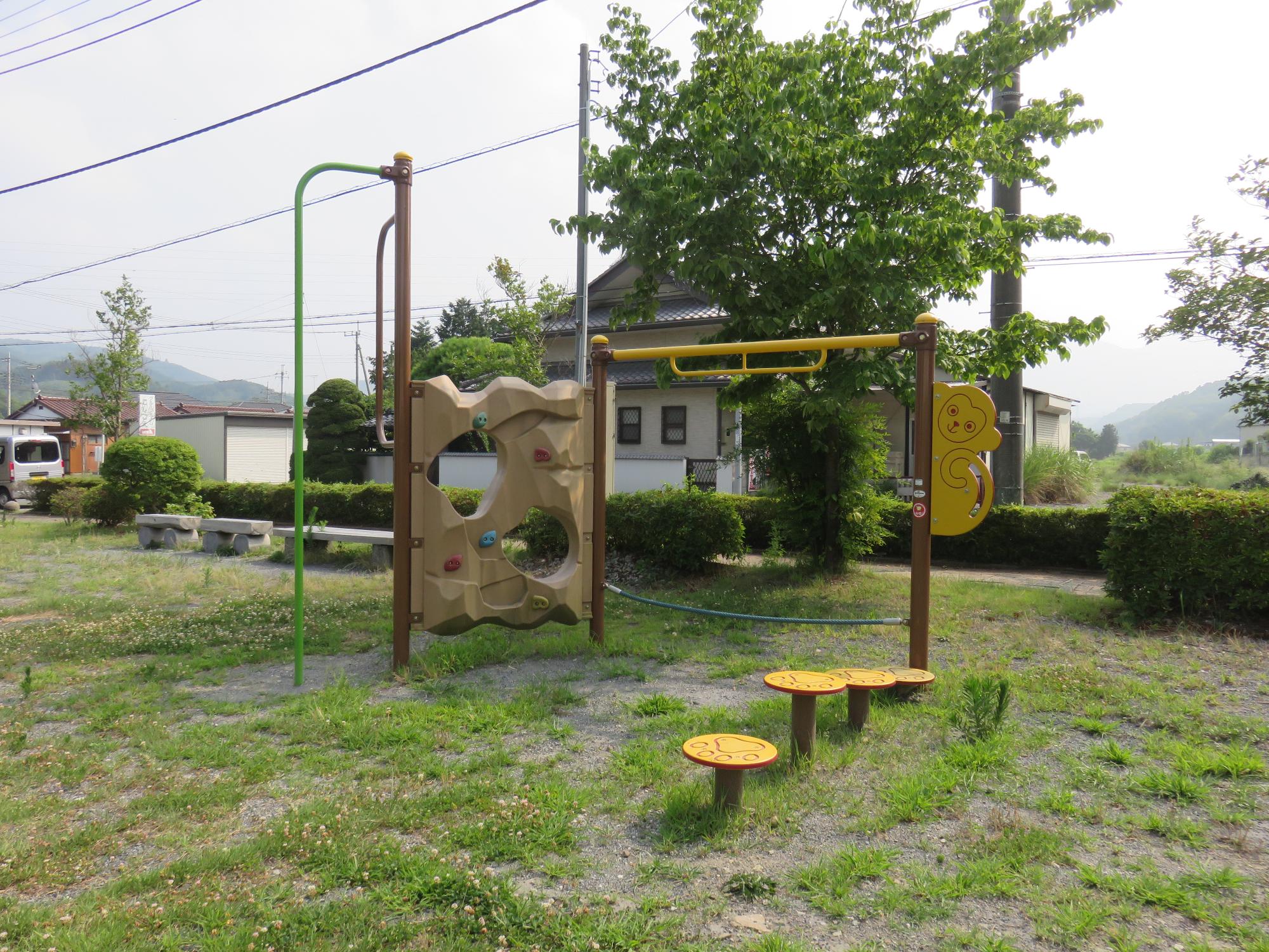 ロープ渡り、のぼり棒が付いた複合遊具の写真