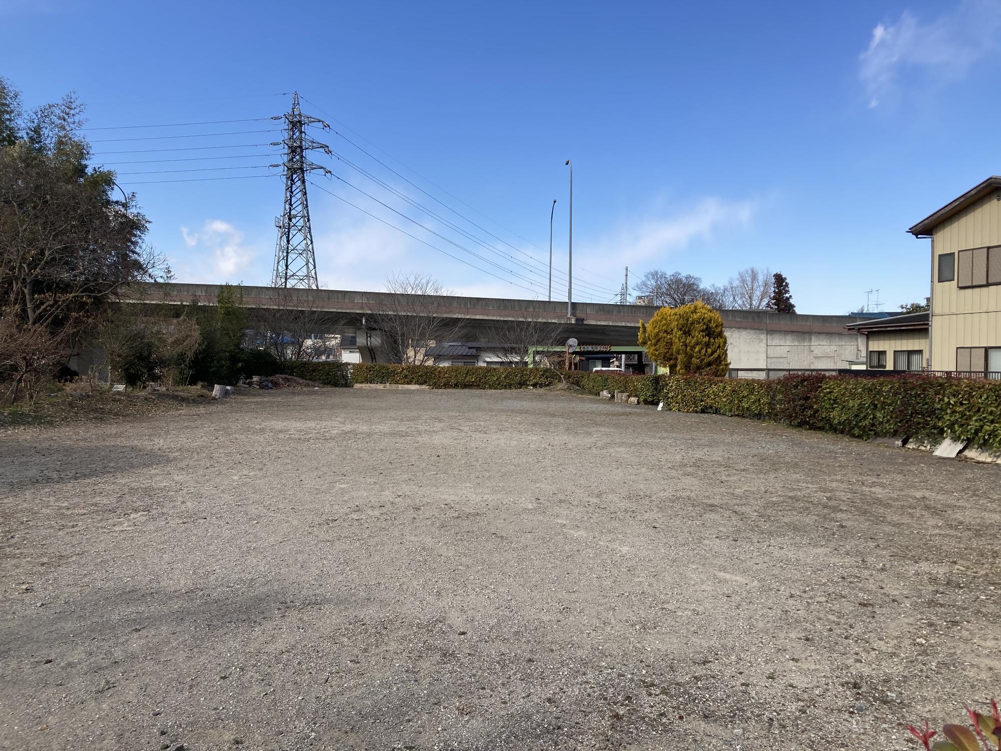 フェンスや生垣に囲まれた広々とした見田公園の写真