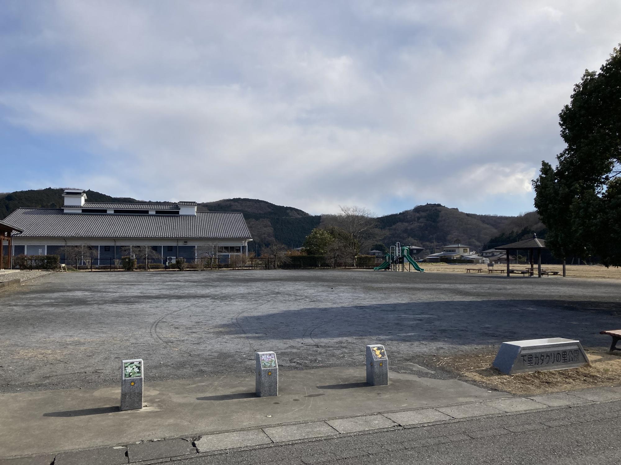 広々とした敷地内に東屋や複合遊具が設置された下里カタクリの里公園の写真