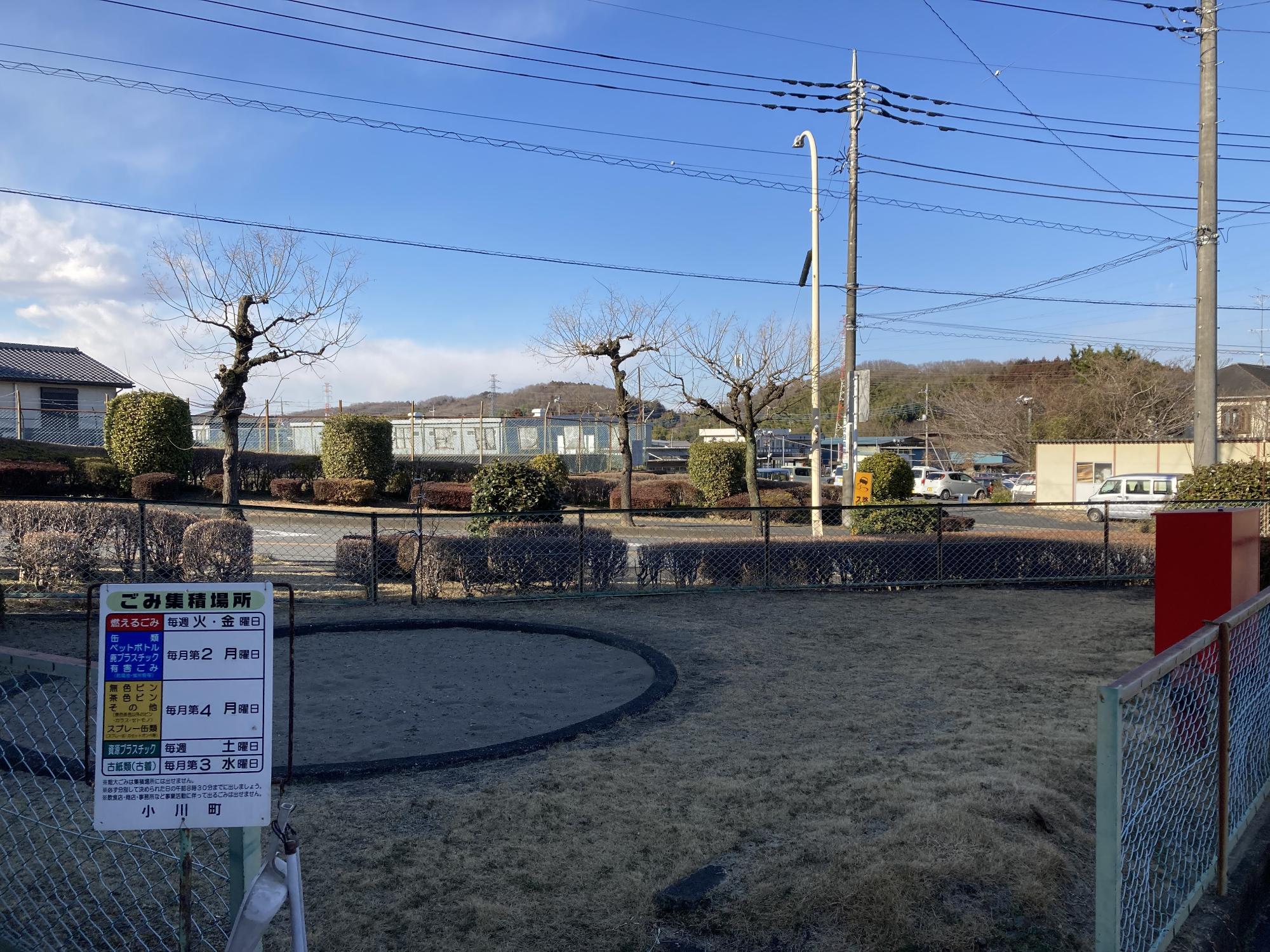 低い生垣やフェンスに囲まれた敷地内に砂場が設置された大黒第2公園の写真