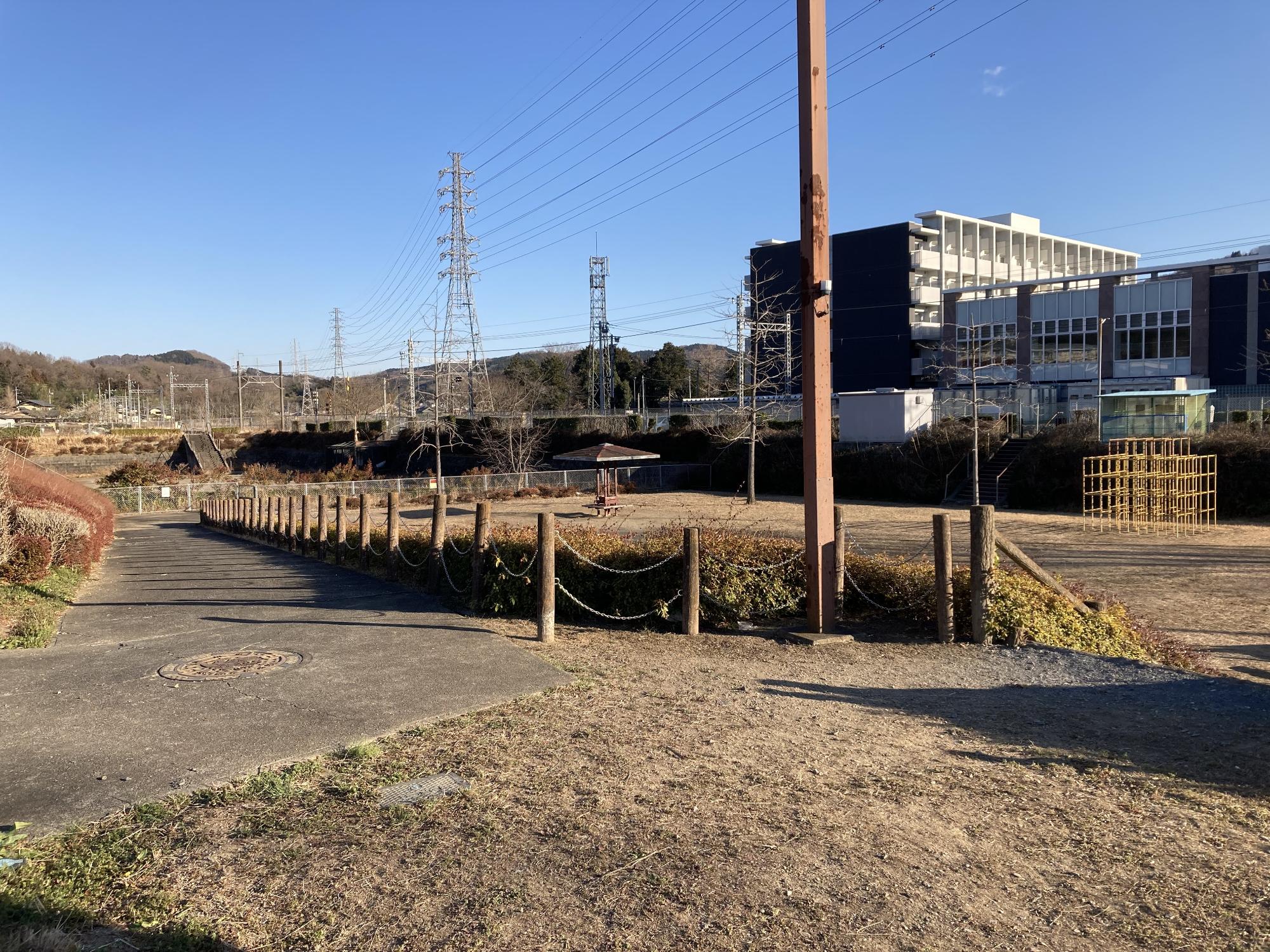 広々とした敷地内に東屋やジャングルジムなどの遊具が設置された大豆五駄第1公園の写真