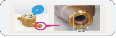 水道メーターのノズルに赤丸で印がされ、右側に口径が白い矢印で示されたノズルを拡大した写真