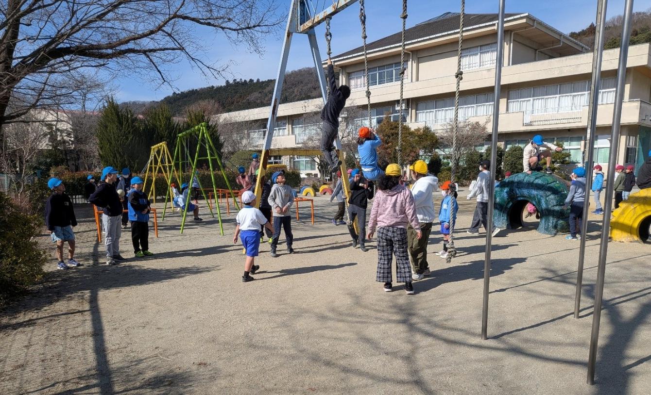 大河小学校の校庭で一緒に遊ぶ竹沢小・大河小の児童