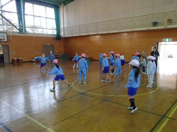 一緒にドッジボールをする竹沢小・大河小の1・2年生