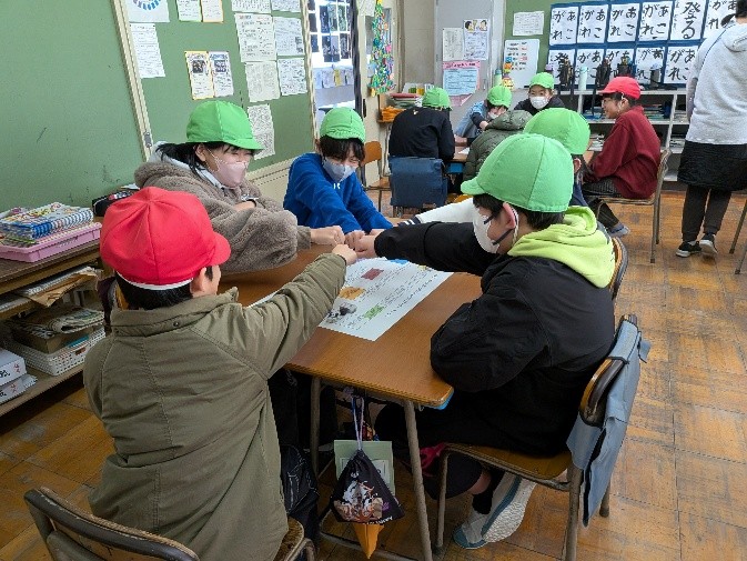 オリジナルすごろくで交流する児童