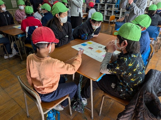 オリジナルすごろくに熱中する児童