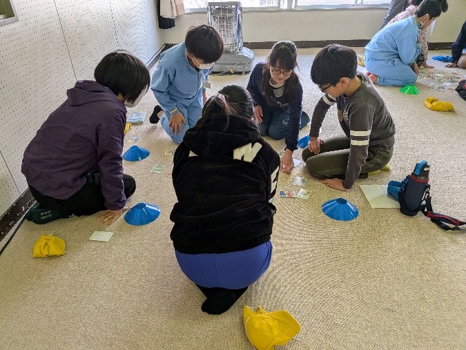 真剣な表情で郷土かるたに集中する児童