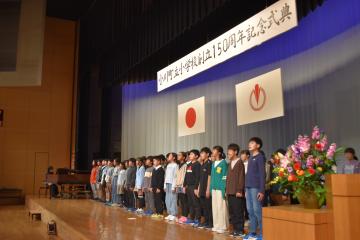 ステージ上で合唱する児童たちを右方向から撮影した写真