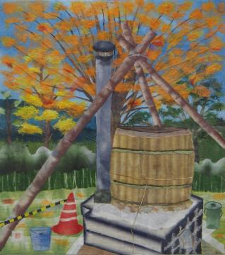 山や木々が生えた林の手前の敷地内に葉っぱが黄色に色づいた一本のイチョウの木が立ち、手前に樽の様な物が置かれている焼却炉を描いた秋本 明美さんの作品
