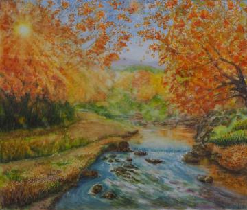 小川が流れる両側に葉っぱがオレンジに色づいた木々が立ち、葉の隙間から太陽の光が差し込んでいる風景を描いた安藤 直輝さんの作品