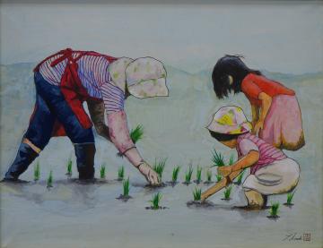 赤色のエプロンをした作業用の帽子を被った女性と、2名の女の子が田んぼに苗を植えている様子を描いた磯田 忠義さんの作品