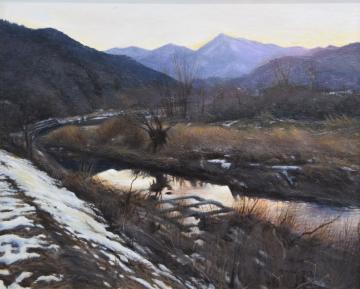 奥に夕日に染まる笠山、手前の川べりは雪が残っている吉田 勝さんの油絵の写真