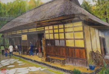 茅葺屋根の吉田家住宅の縁側に女性が座り、庭に1名の女性と小さな子供を連れた女性が歩いている様子を2名の男性が見ている様子を描いた市川 治正さんの作品