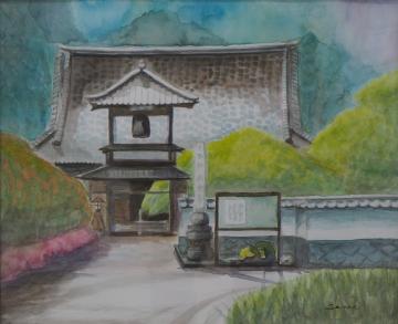 大きな屋根のお寺の本殿の前にある、梵鐘が吊るされた鐘つき堂の周辺を通路から描いた大野 早苗さんの作品