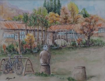 赤色の屋根の建物前の広場に、自転車を立てかけて丸太に座っている人が建物の周囲の木々の葉が色づいている様子を見ている後ろ姿を描いた大場 久雄さんの作品