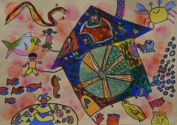 青地にカラフルな模様の家があり、周りで遊ぶ海の生物と子供たちが描かれた藤間 一夏さんの水彩画の写真