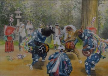 観客の前で体を左右に動かし踊る獅子舞たちの様子が描かれた関口 修さんの水彩画の写真