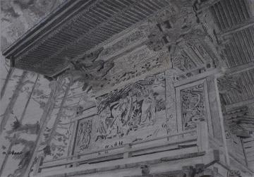緻密な彫刻が施された八宮神社の拝殿を色鉛筆画で描いた岡野 眞理さんの作品