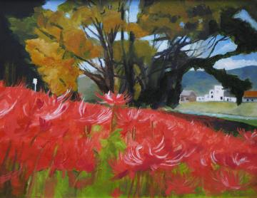 葉が黄色に色づいた大きなイチョウの木が立つ手前一面に、鮮やかな真っ赤な色の彼岸花が咲いている風景を描いた笠原 修子さんの作品