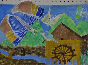 ブルーに模様の入った大きな蝶々が川と水車小屋の前を飛んでいる様子が描かれた尾島 原平さんの水彩画の写真