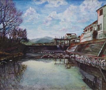 右に住宅街が並び堰が望める反対側に木が植えられた栃本親水公園の周辺の様子が描かれた櫻井 京子さんの作品