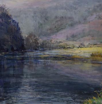 背景の山と木々、川の流れの静寂さを落ち着いた色彩で表現した吉野 富美夫さんのアクリル画の写真