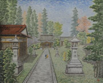 木々に囲まれた神社の境内に本殿まで続く真っすぐに伸びた山道を2名の人が歩いている風景を描いた小輪瀬 久治さんの作品