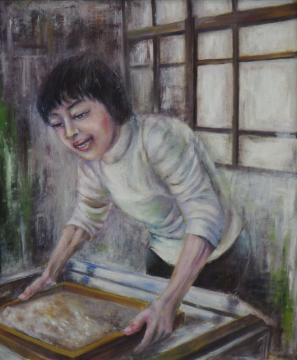 白色の服を着た女性が腕をまくり上げて紙すき体験を行っている様子を描いた坂本 敦子さんの作品