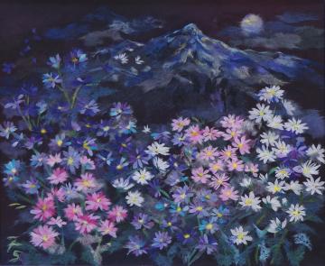 空に月が浮かぶ夜空に、薄っすらと光る山や手前にピンクや紫色の小花が月夜に照らされている様子を描いた坂元 フミ江さんの作品