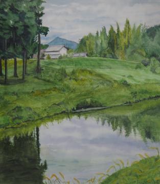 遠くに山が見え木々に覆われた白色の壁の民家が建つ手前の川に空や木が反射した川が流れている風景を描いた佐々木 泰さんの作品