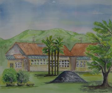 薄い雲がかかった空の下周囲の山をバックに、4本のヤシの木や一本の大きな木に小山のある校庭と赤色の屋根の校舎の風景を描いた佐藤 政江さんの作品
