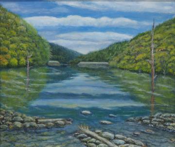 山が重なる中央左右に長さの違う葉の無い木がダム湖に立ち、山々が黄色に色づいた様子が水面に反射している風景を描いた嶋田 茂さんの作品