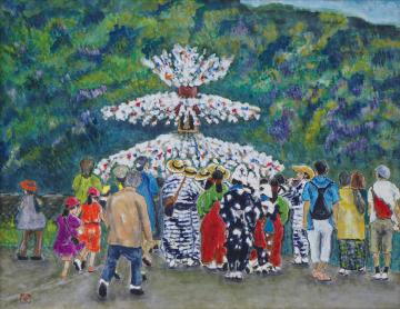 山の麓の通りを麦わら帽子を被り白と紺色の浴衣を着た男性や緑と赤色の衣装を着た女性などが、白をベースに赤やオレンジ色などのカラフルな色を用いた大きな山車を担いで練り歩いているのを、小さな子供や近所の人たちが後からついて歩いている祭りの様子を描いた島田 ツヤ子さんの作品