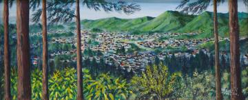 山並みの麓に家が立っている市街地の様子を、細い木が生えている山の高所から見下ろしている風景を描いた清水 信芳さんの作品